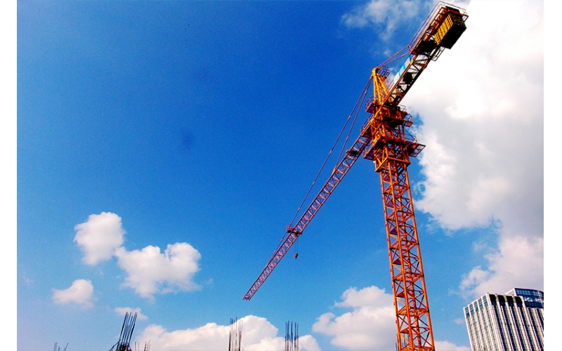 文明施工檢查評定保證項目應(yīng)包括：現(xiàn)場圍擋、封閉管理、施工場地、材料管理、現(xiàn)場辦公與住宿、現(xiàn)場防火。一般項目應(yīng)包括：綜合治理、公示標(biāo)牌、生活設(shè)施、社區(qū)服務(wù)。文明施工保證項目的檢查評定應(yīng)符合下列規(guī)定：1  現(xiàn)場圍擋1）市區(qū)主要路段的工地應(yīng)設(shè)置高度不小于2.5m的封閉圍擋；2）一般路段的工地應(yīng)設(shè)置高度不小于1.8m的封閉圍擋；3）圍擋應(yīng)堅固、穩(wěn)定、整潔、美觀。2  封閉管理1）施工現(xiàn)場進(jìn)出口應(yīng)設(shè)置大門，